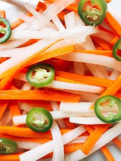 sliced carrots and green peppers on top of each other