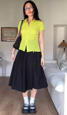 Boyish Skirt Outfit, Basic Outfits Inspiration, Enby Outfits Skirt, All Black Outfit Nonbinary, Middle Sized Women Outfits, Minimal Outfits For Women, Black Skirt Academia Outfit, Japanese Fashion Women Casual, Gremlincore Outfits Skirt