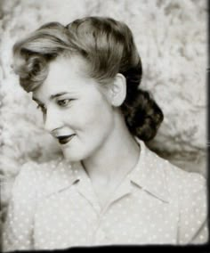 ** Vintage Photo Booth Picture ** Beautiful young woman during the 1940s. 1940 Hair, 1950s Beauty, Cabelo Pin Up, Vintage Photo Booth, 1940s Hairstyles, Vintage Photo Booths