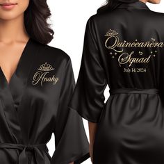 Custom satin robe with glitter for quinceaneras. Personalized satin robes for your quinceanera squad. Quince Black And Gold, Black And Gold Quince Dress, Black And Gold Quinceanera Theme, Great Gatsby Quince, Black Quince Theme, Black And Gold Quince, Quince Court Outfits, Quince Robe, Gold Quince Dress