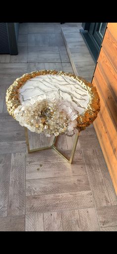 size: 50 cm diameter, 47 cm height  Introducing our marble and quartz-inspired table that breathes life into your home with its distinctive artistry and holistic appeal. The centerpiece mimics the splendour of a real geode, a captivating visual that reflects the captivating intricacy of earth crafted with art. Surrounded by marble effect painting and embellished with rock-solid, gold epoxy edges, the table is every bit as luxuriously sturdy as it is aesthetically pleasing. ✨ But let's not overlo Marble Effect Paint, Geode Epoxy, Earth Craft, Quartz Marble, Table Live Edge, Table Marble, Table Handmade, Marble Painting, Epoxy Table