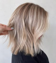 Beige Blonde Lob with Textured Ends Framing Around The Face Haircut, Bronde Lob Straight, Blonde Angled Bob Medium, Shoulder Length Balayage Blonde, Brown Blonde Hair Balayage, Fine Hair Lob, Lob Blonde Hair, Honey Blonde Lob, Blond Long Bob