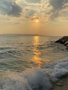 Golden hour by the sea Ocean Pictures, Pretty Landscapes, Ocean Vibes, Ocean Sunset, Summer Wallpaper, Sunset Pictures, Alam Yang Indah, Sea And Ocean, Beach Aesthetic