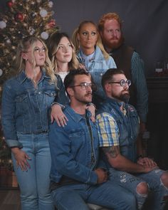 70s JCPenney vibes Family Portraits Funny, Funny Staff Photos, Christmas Jcpenny Photoshoot, Jcpenney Christmas Photos, Funny Holiday Photoshoot Family, Christmas Photoshoot Ideas Funny, Friends Christmas Card Photo Ideas, Jcpenney Family Pictures