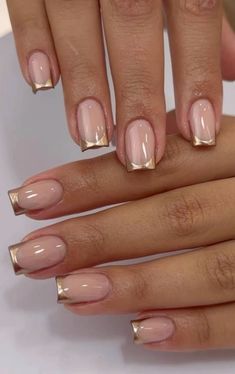 Short Nails Ideas Gold, Short Simple Nail Ideas, Short Nails Gold, Gold Square Nails, Gold French Nails, Gold French Tip Nails, Square Nails Designs, Gold French Tip, Small Nails