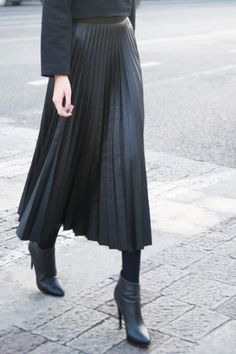 pleated leatherette skirt - Google Search Rok Outfit, Curated Closet, Woman In Black, Midi Skirt Outfit, Trendy Skirts, Minimalist Wardrobe, All Black Outfit, Mode Inspo, 가을 패션