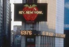 the new york times square sign has an apple on it's back and reads hey, new york