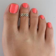 SAME DAY SHIPPING on orders received by 12 PM PST FREE FIRSTCLASS SHIPPING in U.S. on orders $35.00 or more! FREE INTERNATIONAL FIRST CLASS on orders $100.00 or more! SIZING METHOD for Toe or Midi Rings: 1) For Toe Rings, use half of your shoe size, or your full pinkie size (80% accurate) 2) Measure your Toe/Finger using a string or Dental Floss * With a piece of string or dental floss, wrap it snugly but not tight at the part of the toe/midi where you want the ring will lay (on the toes, typica Adjustable Heart Toe Ring For Promise, Gold Thumb Rings, Minimalist Ear Cuff, Rings Minimalist, Diamond Ring Cuts, Glitter Ring, Celtic Heart, Dainty Hoop Earrings, Silver Gift Wrap