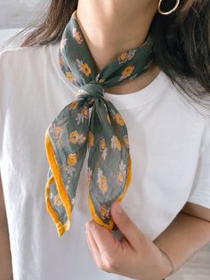 How to Tie a Bandana Tutorial Bandana Tutorial, Tie A Bandana, Bandanas Diy, How To Tie Bandana, Scarf Tutorial, Bandana Styles, Bandana Print