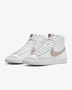 Nike Blazer Mid 77 Women, Blazer 77, Blazer Mid 77 Vintage, Nike Model, Nike Blazer Mid 77, Nike Models, Nike Blazer Mid, Look Retro, Nike Blazers Mid