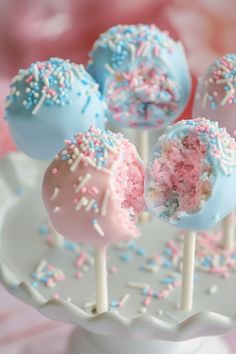 Pastel-colored cake pops with pink and blue sprinkles on a white stand. Gender Reveal Snack Ideas, Gender Reveal Activities, Gender Reveal Cake Pops, Gender Reveal Food, Gender Reveal Party Food