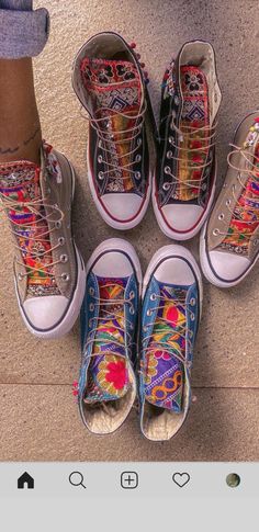 Boho Shoes Sneakers, Converse Shoes Colors, Boho Converse, Patches On Shoes, Hippy Shoes, Embroidered Shoes Diy, Patchwork Converse, Hippie Embroidery, Bohemian Style Shoes