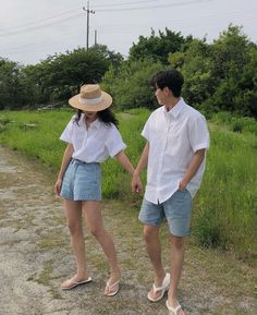 Couple Business, Baseball Jacket Outfit, Duo Dress, Pre Wedding Photoshoot Outfit, Matching Couple Outfits, Matching Couple, Couple Photography Poses