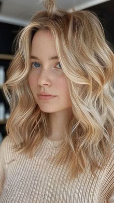 Medium Blonde Haircuts, Warm Dirty Blonde Hair, Pale Skin Blonde Hair, Pelo Ondulado Natural, Warm Blonde Hair, Blonde Hair Transformations, Golden Blonde Hair, Honey Blonde Hair, Strawberry Blonde Hair