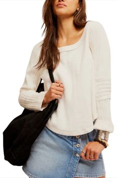 Model in a relaxed white sweater and high-waisted denim skirt, holding a black bag. Knit Sleeve, Women Long Sleeve Tops, Comfy Sweaters, Casual Tops For Women, Loose Sweater, Sweater Sleeves, Pullover Styling, Cable Knit