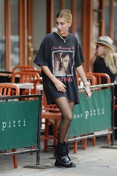 Graphic Tee Outfit Street Style, Shirtdress Outfit, Aaliyah Shirt, Oversize Tshirt Outfits, Hailey Baldwin Style, Shirt Dress Outfit