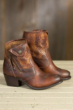 Image Rustic Boots, Expensive Stuff, Leather Cowboy Boots, Leather Boots Women, Boot Bag, Distressed Leather, Short Boots, Leather Booties, Cowgirl Boots