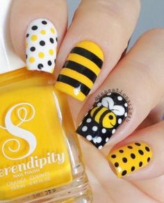 Tape Nail Art, Bee Nails, Yellow Nail Art, Nail Art Stripes, Nail Art For Beginners, Striped Nails, Black Nail, Spring Nail Art, Nail Designs Spring