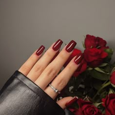 czerwone paznokcie leather jacket kurtka skórzana czerwone róże paznokcie kwadraty krótkie czerwone krwisto czerwone bordowe paznokcie klasyczne eleganckie classy elegant Red Nails Elegant Classy, Atum Nails, Red Nails Classy, Red Nails With Silver, Leather Jacket Details, Inspiration Nails, Jacket Details, Nails Classy