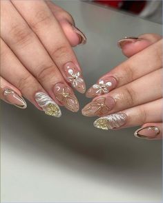 nailee.ph Iconic Nails Design, Nail Art Pengantin, Nail Art Glamour, Gold And White Nails, Graduation Nails Ideas, Indian Wedding Nails, Raining Sound, Graduation Nail Art, Sliver Nails