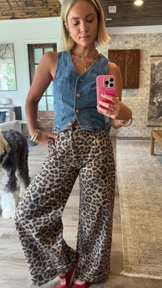 Cheetah Print Cardigan Outfit Work, Leopard Print Western Outfit, Out There Outfits, Fall Outfits For Tropical Weather, Outfit Inspo For Blondes, Leopard Print Jumpsuit Outfits, Camo Tshirt Outfit Women, Fall Outfits 2024 Aesthetic, Fun Beach Outfits