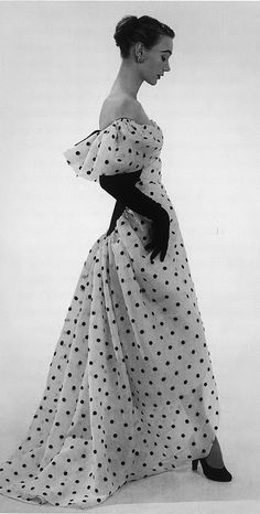 Balenciaga,  1952 Classic Couture, Glamour Vintage, Look Retro, Fashion 1950s, Retro Mode, Vintage Gowns, Vintage Couture, Vestidos Vintage, Studio Art