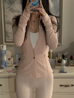 Lululemon Outfit Korean, Gym Outfit Lululemon, Lululemon Outfit Pink, Lululemon Girl Aesthetic, Sport Outfits Aesthetic, Lululemon Aesthetic Outfits, Coquette Lululemon, Lululemon Outfit Aesthetic, Aesthetic Lululemon