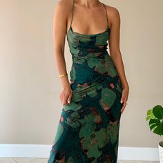 Unique Formal Dresses Vintage Prom, Green Leaf Dress, Hawaii Local Fashion, Cool Girl Wedding Guest, Wedding Guest Two Piece Outfit, Desert Wedding Guest Dress, Diy Wedding Guest Dress, Dresses To Wear To A Wedding Spring, Summer Floral Formal Dress