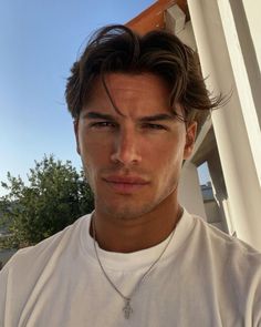 Short Flow Haircut Men, Middle Part Hairstyles Men, Middle Part Haircut, Boyfriend Hair, Young Men Haircuts, Haircuts Medium, Mens Haircuts Short Hair, Permed Hair