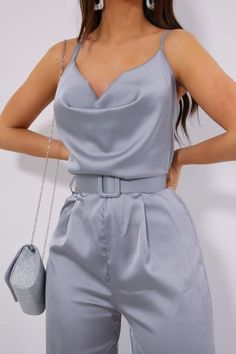 Satin Casual Outfit, Satin Clothes Outfit, Satin Jumpsuit Outfit, Grey Jumpsuit Outfit, Satin Outfit Ideas, Belts For Dresses, Jumpsuit Belt, Satin Outfit, Jumpsuit With Belt