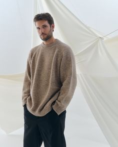 made in Italy oversized, gerade Passform Rundhalskragen Rippenbündchen an Kragen und Ärmelsaum überschnittene Schultern Das Model (1,89m) trägt die Größe L Aylin Koenig, Sweater Oversized, Sweater Oversize, Neck Collar, Knitted Sweater, Knit Sweater, Blue Grey, Knitted Sweaters, Round Neck