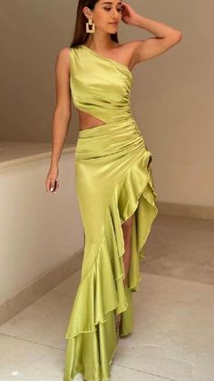 Beige Dress Outfit Wedding Guest, Sister Of The Bride Dress, Bm Dresses, Fiesta Outfit, Fancy Sarees Party Wear, Dream Wedding Ideas Dresses, Green Bridesmaid Dresses, Classy Dress Outfits, Stylish Sarees