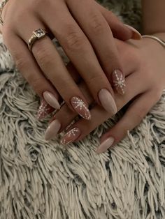 December nails, Christmas nails design Christmas Nails Nude Colors, Christmas Nails Subtle, Classy Xmas Nails, Christmas Nails Brown, Nail Inspiration Christmas, Natural Christmas Nails, Minimalist Christmas Nails, Christmas Nails Snowflake, December Nails Christmas