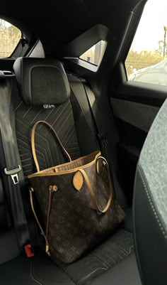 Louis Vuitton Duffle Bag Aesthetic, Never Full Bag Louis Vuitton, Lv Bags Louis Vuitton Handbags, Lv Tote Bag, Louis Vuitton Duffle Bag, Louis Vuitton Handbags Neverfull, Lv Tote, Lv Shoulder Bag, Purse Outfit