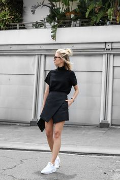 All black everything with a pair of fresh white sneakers. Outfit Nero, White Sneakers Outfit, Sneaker Outfits, Chica Cool, Look Office, Style Casual Chic, Athleisure Trend, Sneakers Looks