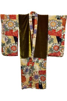 Superbe kimono ancien à motif floral peint à la main, en crêpe de soie Chirimen et velours de soie ocre doublé en soie sauvage rouge.Exceptionnel pour la qualité de sa soie et la délicatesse de son motif. Pièce unique vintage, pour les amoureux des beaux vêtements 100% soieNettoyage à sec Largeur : 45cmLongueur : 125cm Long Floral Kimono, Exhibition Ideas, Linen Kimono, Kimono Floral, Japanese Clothing, Kimono Vintage, Kimono Coat, Turquoise Background