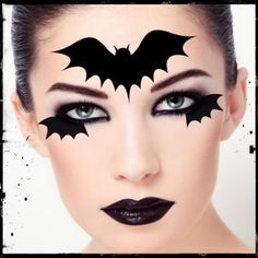 Tatouage temporaire chauve-souris - Costume de chauves-souris d'Halloween - faux tatouages de chauve-souris - tatouages d'Halloween imperméables Dimensions : front de chauve-souris - 4 po. L x 2,14 po. H. AILES POUR LES YEUX 1,5 po. l x 0,86 po. H. Vous recevrez 2 ailes de chauve-souris, un tatouage de chauve-souris complet (front) et des instructions complètes. Les tatouages dureront 5-7 jours ou plus. - Imperméable - Résistante - Application facile - Longue durée de vie Veuillez lire toutes le Bat Face Paint, Tattoo Bat, Bat Makeup, Carnaval Make-up, Bat Eyes, Eyes Halloween