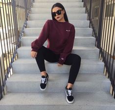 pin: ♥lilyyy♥ Burgundy Sweatshirt Outfit, Champion Sweatshirt Outfit, Burgundy Sneakers Outfit, Champion Outfit, Vans Outfit, Black And White Sneakers, Foto Tips, Foto Poses, Sweatshirt Outfit