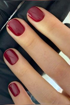 Nails And Jewelry, Nail Colors Maroon, Short Dip Nails Fall, Sqovalnails Short, Art Eyeshadow, Chrome Nail Colors, Red Gel Nails, Evening Hairstyles, Chrome Nail