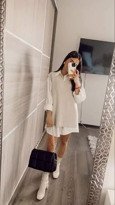 Botines Beige Outfit, Outfits Todo Blanco, Outfit Botines Blancos, Beige Dress Outfit Casual, Outfit Navideno, Outfits Vestido Blanco, Outfit Chaleco Blanco, Outfits Botas Blancas, Chaleco Blanco Outfit