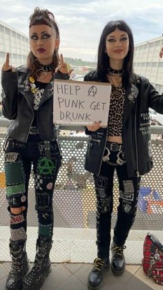 Old School Punk Fashion, Cute Pop Punk Outfits, Old School Punk Outfits, British Punk Fashion Women, Actual Punk Outfits, 80s Punk Outfit Women, Punk Rock Women Outfits, Punk Fashion Female, Punk Outfits For Women 80s