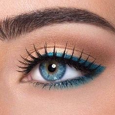 Бьюти-тренд: голубые и синие тени Makeup Cantik, Eyeliner Tips, Makeup Tip, Paper Towns, Smink Inspiration, Hooded Eye Makeup, Makijaż Smokey Eye, Makeup Hacks