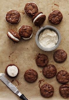 Brownie Cookies with Salted Caramel Creme Filling Brownie Sandwich, Nara Smith, Creme Filling, Stomach Rumbling, Think Food, Köstliche Desserts, Brownie Cookies, Food Goals, Yummy Sweets