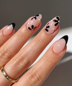 30 Easy Nails to Inspire You Broken Nails, Smink Inspiration, Makijaż Smokey Eye, Almond Nails Designs, White Nail, Floral Nails, Black Nails, Trendy Nails