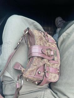 #pursesandhandbags #guess #guessbag Guess 2000s Bag, Guess Pink Bag, Vintage Guess Bag, Guess Bags Aesthetic, Guess Bag Outfit, Guess Bags Pink, Grunge Bag, Guess Vintage, Guess Purse