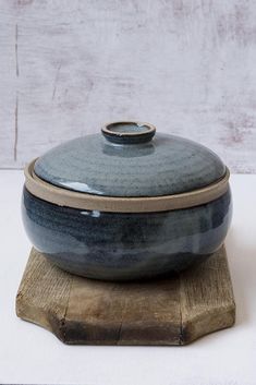 a blue bowl sitting on top of a wooden block