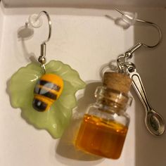 Adorable Bee And Honey Jar Earrings Measuring 1.5”. Exquisite Details! Fun Gold Earrings, Scarecrow Oc, Solar Punk Fashion, Honey Earrings, Wizard Of Oz Scarecrow, Oz Scarecrow, Jar Earrings, Business Craft Ideas, School Vision Board