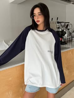 Kaos Lengan Panjang Aesthetic, Raglan Tee Outfit, Long Sleeve Graphic Tees Outfit, Long Tshirt Outfit, Long Sleeve T Shirt Outfit, Baggy Summer Outfits, Shein Tshirt, Cute Oversized Shirts, Oversize Tshirt Outfits