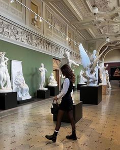 Helen Pk, Museum Aesthetic Outfit, Girl Fashion Aesthetic, Museum Aesthetic, Pics Ideas, 2023 Vision, Aesthetic Outfit