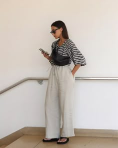 How To Wear Linen Pants, Linen Pants Outfit Ideas, White Linen Pants Outfit, Pants Outfit Ideas, Black Linen Pants, Work Fits, Neutral Outfit, Linen Clothes